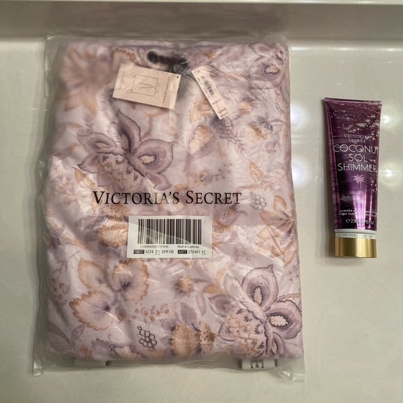 Victoria's Secret packable towel and Coconut Sol Shimmer lotion - Picture 2 of 10